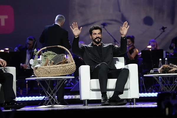 Suudi Arabistan'da Burak Özçivit'in Yanında Oturabilmek İçin 1 Milyon Dolar Ödendiği İddia Edildi! 6 suudi arabistanda burak ozcivitin yaninda oturabilmek icin 1 milyon dolar odendigi iddia edildi 5 PmXsaw7f
