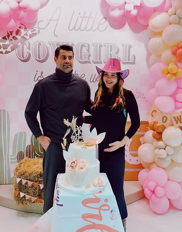 Yade ve Yeda’dan Sonra Y’lerden Devam: Zeynep ve Volkan Demirel Çiftinin Üçüncü Kızlarının Adı Belli Oldu! 4 yade ve yedadan sonra ylerden devam zeynep ve volkan demirel ciftinin ucuncu kizlarinin adi ApyfZm98