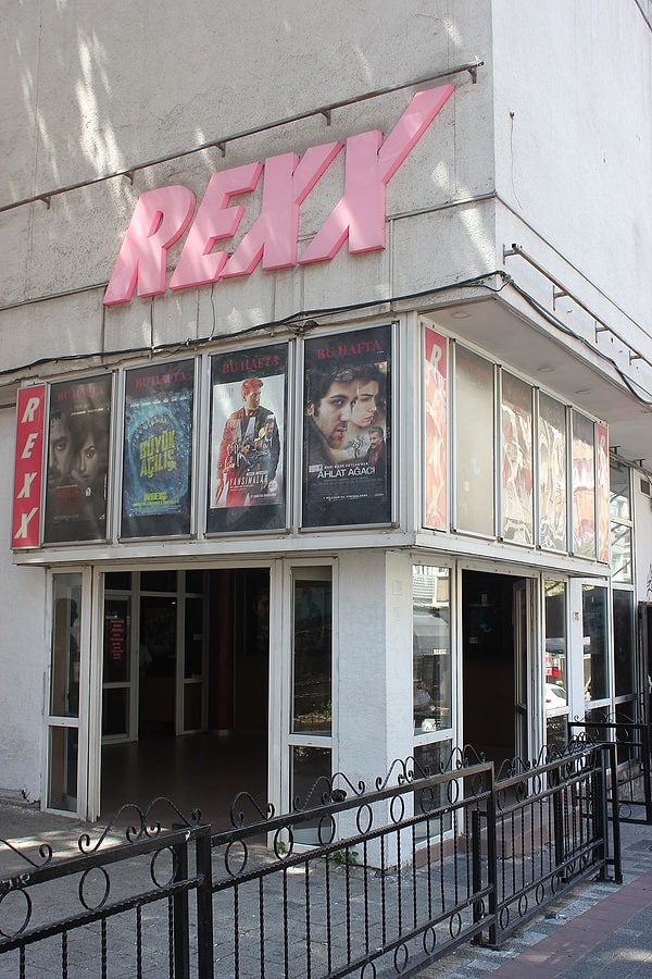 Yılların Sineması Rexx’in Yıkım Kararının Netleşmesiyle Talat Bulut da Tepkisini Gösterdi 1 yillarin sinemasi rexxin yikim kararinin netlesmesiyle talat bulut da tepkisini gosterdi 0 OtjLiQg8
