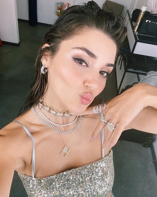 As Bayrakları As: Versace Kraliyetinin İmparatoriçesi Donatella'dan Hande Erçel'e Tarihe Geçecek Jest! 1 as bayraklari as versace kraliyetinin imparatoricesi donatelladan hande ercele tarihe gececek jest 0 zd9FBCRX