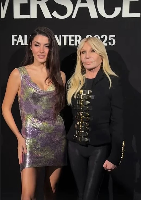 As Bayrakları As: Versace Kraliyetinin İmparatoriçesi Donatella'dan Hande Erçel'e Tarihe Geçecek Jest! 5 as bayraklari as versace kraliyetinin imparatoricesi donatelladan hande ercele tarihe gececek jest 4 5saz4je7