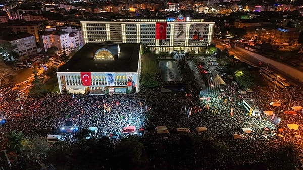 Bir Gece Masalı'nın Başrolleri Burak Deniz ve Su Burcu Yazgı Coşkun'dan Tutuklanan Öğrencilere Destek 2 bir gece masalinin basrolleri burak deniz ve su burcu yazgi coskundan tutuklanan ogrencilere destek b7FZuLHV