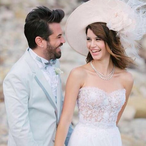Görüntü Vermemek İçin Etraflarını Kale Gibi Sardıran Kenan Doğulu ve Beren Saat Göze Fena Battı! 1 goruntu vermemek icin etraflarini kale gibi sardiran kenan dogulu ve beren saat goze fena hM4STyyC