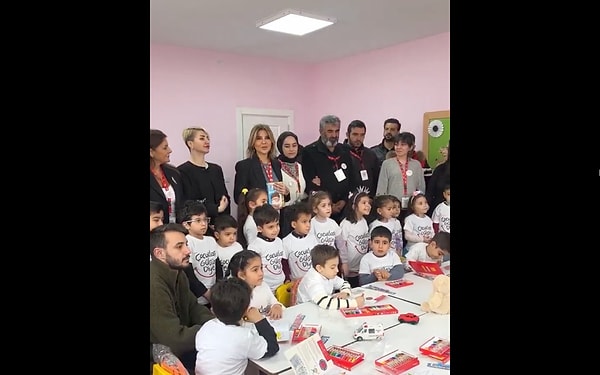 Gülben Ergen'in Kurucusu Olduğu "Çocuklar Gülsün Diye" Derneği Diyarbakır'da Narin Güran Adına Anaokulu Açtı 1 gulben ergenin kurucusu oldugu cocuklar gulsun diye dernegi diyarbakirda narin guran adina anaokulu acti k7OTESKy