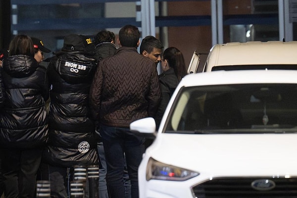 Haklarında Soruşturma Başlatılan Dilan ve Engin Polat Çifti Sabaha Karşı Gözaltına Alındı! 6 haklarinda sorusturma baslatilan dilan ve engin polat cifti sabaha karsi gozaltina alindi 5 Iq12yRrI