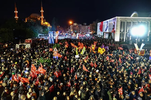 İmamoğlu Protestoları Büyürken Hande Yener de Tutuklanan Öğrenciler İçin İsyan Etti 1 imamoglu protestolari buyurken hande yener de tutuklanan ogrenciler icin isyan etti 0 vLCkyvPF