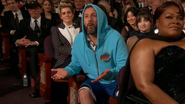 Oscar'a Göz Kanatan Eşofman Takımıyla Katılan Adam Sandler Kendisiyle Alay Eden O'Brien'a Ders Verdi! 4 oscara goz kanatan esofman takimiyla katilan adam sandler kendisiyle alay eden obriena ders verdi Bvn3jOdy
