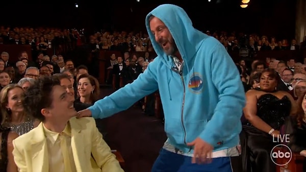 Oscar'a Göz Kanatan Eşofman Takımıyla Katılan Adam Sandler Kendisiyle Alay Eden O'Brien'a Ders Verdi! 9 oscara goz kanatan esofman takimiyla katilan adam sandler kendisiyle alay eden obriena ders verdi FjcfGe6d