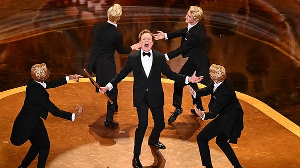 Oscar'a Göz Kanatan Eşofman Takımıyla Katılan Adam Sandler Kendisiyle Alay Eden O'Brien'a Ders Verdi! 2 oscara goz kanatan esofman takimiyla katilan adam sandler kendisiyle alay eden obriena ders verdi Ozw8RigJ