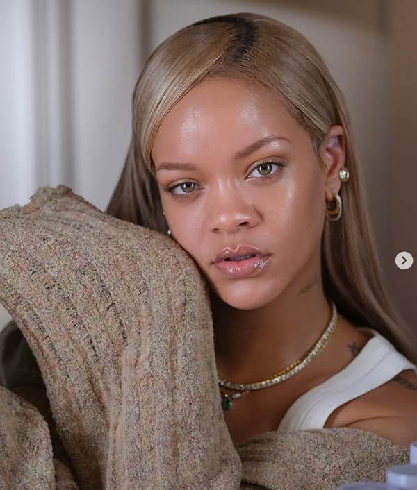 Rihanna Doğum Sonrası Pozlarını Paylaşınca Yeni Bebek Geldi Zanneden Kullanıcıların Yüreğine İndirdi! 1 rihanna dogum sonrasi pozlarini paylasinca yeni bebek geldi zanneden kullanicilarin yuregine indirdi 0 KNLBUaDM