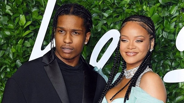 Rihanna Doğum Sonrası Pozlarını Paylaşınca Yeni Bebek Geldi Zanneden Kullanıcıların Yüreğine İndirdi! 2 rihanna dogum sonrasi pozlarini paylasinca yeni bebek geldi zanneden kullanicilarin yuregine indirdi 1 uvksS738