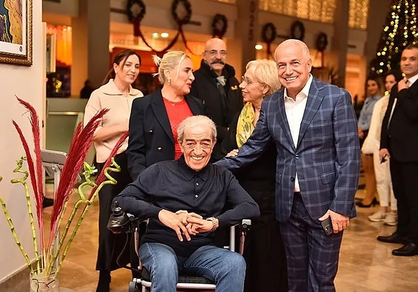 Sevenleri Çiçeklerle Uğurladı: Hayatını Kaybeden Edip Akbayram'a Veda Töreninde Gözyaşları Sel Oldu 2 sevenleri ciceklerle ugurladi hayatini kaybeden edip akbayrama veda toreninde gozyaslari sel oldu 1 nb4I4YR6