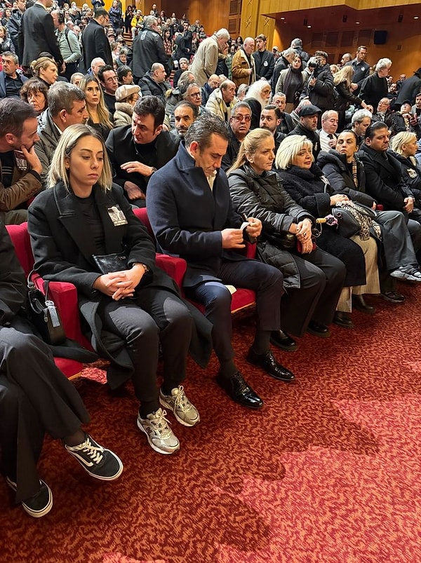 Sevenleri Çiçeklerle Uğurladı: Hayatını Kaybeden Edip Akbayram'a Veda Töreninde Gözyaşları Sel Oldu 4 sevenleri ciceklerle ugurladi hayatini kaybeden edip akbayrama veda toreninde gozyaslari sel oldu 3 U8QKYTHz