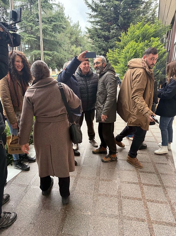 Sevenleri Çiçeklerle Uğurladı: Hayatını Kaybeden Edip Akbayram'a Veda Töreninde Gözyaşları Sel Oldu 5 sevenleri ciceklerle ugurladi hayatini kaybeden edip akbayrama veda toreninde gozyaslari sel oldu 4 WmDnMjVq