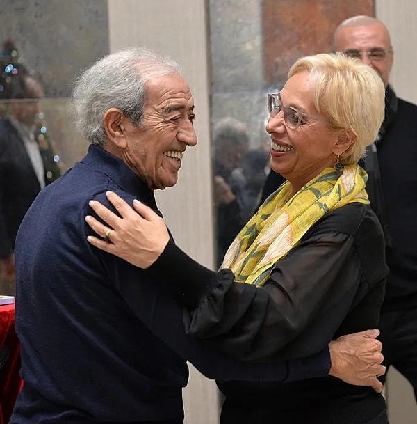 Sevenleri Çiçeklerle Uğurladı: Hayatını Kaybeden Edip Akbayram'a Veda Töreninde Gözyaşları Sel Oldu 7 sevenleri ciceklerle ugurladi hayatini kaybeden edip akbayrama veda toreninde gozyaslari sel oldu 6 S18SzzUp