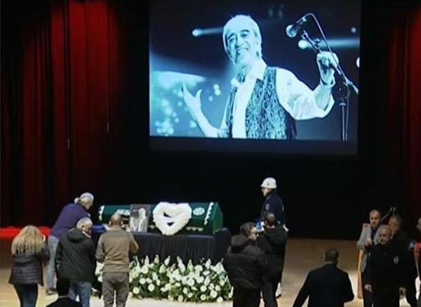 Sevenleri Çiçeklerle Uğurladı: Hayatını Kaybeden Edip Akbayram'a Veda Töreninde Gözyaşları Sel Oldu 8 sevenleri ciceklerle ugurladi hayatini kaybeden edip akbayrama veda toreninde gozyaslari sel oldu 7 qmFWntBB