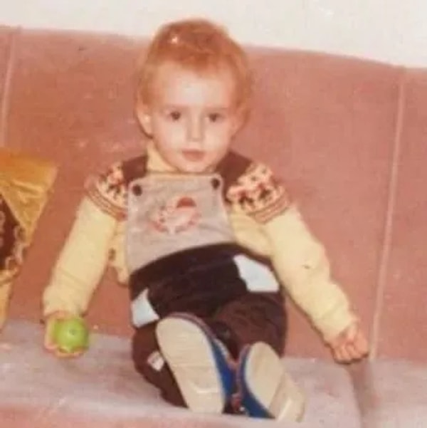 Şimdilerde Sahnelerin Tozunu Attırıyor: Bu Sarı Saçlı, Gamzeli Çocuğu Tanıyabildiniz mi? 5 simdilerde sahnelerin tozunu attiriyor bu sari sacli gamzeli cocugu taniyabildiniz mi 4 ENKrqZv8