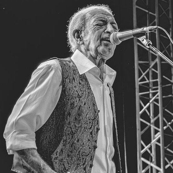 Ünlü İsimler Ustaya Son Kez Veda Etti: Usta Sanatçı Edip Akbayram'ın Vefatı Ülkeyi Yasa Boğdu 2 unlu isimler ustaya son kez veda etti usta sanatci edip akbayramin vefati ulkeyi yasa 13Q8M2ME