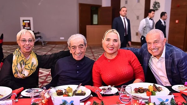 Yüzündeki Tebessüm Hiç Solmamış: Vefat Eden Usta Sanatçı Edip Akbayram'ın Son Görüntüleri Ortaya Çıktı! 5 yuzundeki tebessum hic solmamis vefat eden usta sanatci edip akbayramin son goruntuleri ortaya cikti DQAzv98k