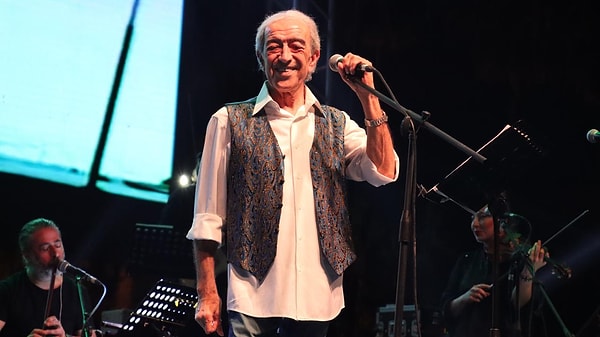 Yüzündeki Tebessüm Hiç Solmamış: Vefat Eden Usta Sanatçı Edip Akbayram'ın Son Görüntüleri Ortaya Çıktı! 3 yuzundeki tebessum hic solmamis vefat eden usta sanatci edip akbayramin son goruntuleri ortaya cikti KRLvEDU1