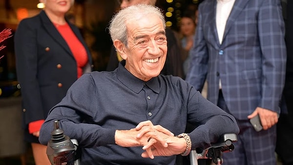 Yüzündeki Tebessüm Hiç Solmamış: Vefat Eden Usta Sanatçı Edip Akbayram'ın Son Görüntüleri Ortaya Çıktı! 4 yuzundeki tebessum hic solmamis vefat eden usta sanatci edip akbayramin son goruntuleri ortaya cikti gDqSes2F
