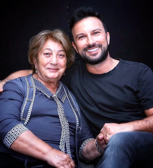 Acısına Rağmen Sahnedeydi: Tarkan Annesinin En Sevdiği Şarkıyı Söylerken Hüngür Hüngür Ağladı 1 acisina ragmen sahnedeydi tarkan annesinin en sevdigi sarkiyi soylerken hungur hungur agladi 0 bEfBKRJD