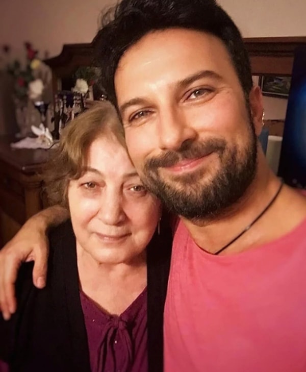 Acısına Rağmen Sahnedeydi: Tarkan Annesinin En Sevdiği Şarkıyı Söylerken Hüngür Hüngür Ağladı 3 acisina ragmen sahnedeydi tarkan annesinin en sevdigi sarkiyi soylerken hungur hungur agladi 2