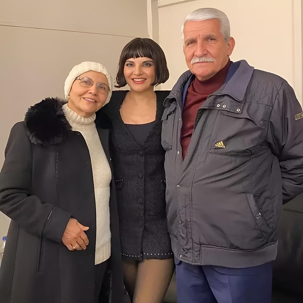 Aşk Acısı mı? Baba Yarası mı? Göksel'in İç Parçalayan "Sen Orada Yoksun" Şarkısını Masaya Yatırıyoruz! 2 ask acisi mi baba yarasi mi gokselin ic parcalayan sen orada yoksun sarkisini masaya iJepSfYu