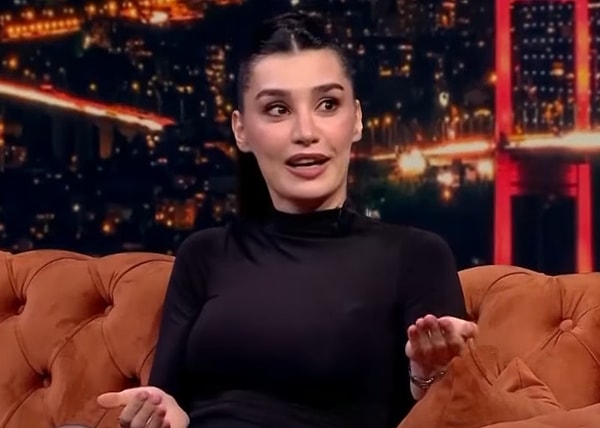 Burcu Kıratlı'nın Ex Aşkı Sinan Akçıl'a "Magazinsel" Göndermesi Fena Dikkat Çekti 3 burcu kiratlinin ex aski sinan akcila magazinsel gondermesi fena dikkat cekti 2 BVwIdwCA