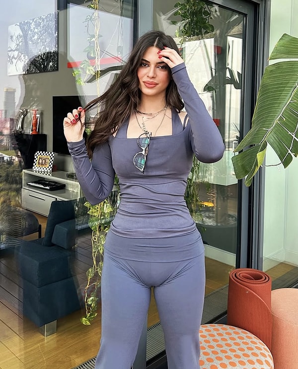 Defne Samyeli'nin Küçük Kızı Derin Talu'nun Bebek Bezi Takmış Gibi Gözüken Kombini Dillere Fena Düştü 2 defne samyelinin kucuk kizi derin talunun bebek bezi takmis gibi gozuken kombini dillere fena h67VD99K