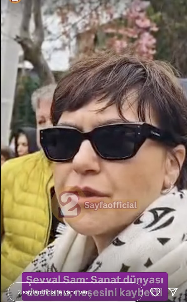 Eşi ve Kızları Cenazede Fenalaştı: Dostları Son Yolculuğuna Uğurlanan Volkan Konak'ı Yalnız Bırakmadı 6 esi ve kizlari cenazede fenalasti dostlari son yolculuguna ugurlanan volkan konaki yalniz birakmadi 5 Q6e5NIm3