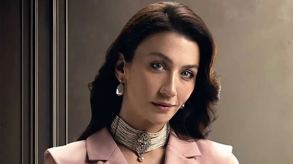 esref ruyanin irmaki ceren benderlioglu kizinin cizimini vucuduna dovme yaptirdi 0 JKXIH9bH