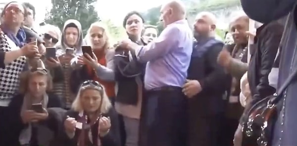 Fotoğraf İçin Sıraya Girdiler: Volkan Konak'ın Mezarı Başında Fotoğraf Tartışması Yaşandı 1 fotograf icin siraya girdiler volkan konakin mezari basinda fotograf tartismasi yasandi 0