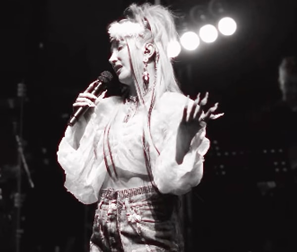 Hande Yener’den Protestolarda Tutuklanan Gençlere Destek: “Gençlerimizin Sonuna Kadar Arkasındayız” 2 hande yenerden protestolarda tutuklanan genclere destek genclerimizin sonuna kadar arkasindayiz 1