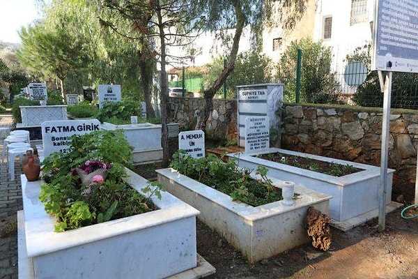 İlk Parasıyla Muz Aldı, 22 Yaş Büyük Yönetmene Deli Divane Aşık Oldu: Fatma Girik'in Az Bilinen Hayat Hikayesi 11 ilk parasiyla muz aldi 22 yas buyuk yonetmene deli divane asik oldu fatma girikin nm1rrq3t