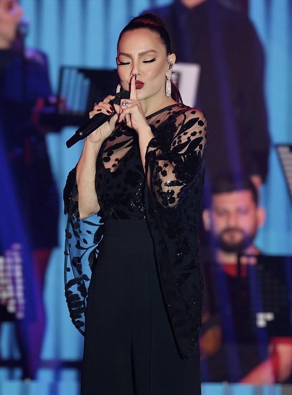 Kankası Demet Akalın'a Özenip Klibe Para Dökmemeye Karar Veren Ebru Gündeş Yapay Zekaya Teşekkür Etti! 1 kankasi demet akalina ozenip klibe para dokmemeye karar veren ebru gundes yapay zekaya tesekkur BHYJ2IJX