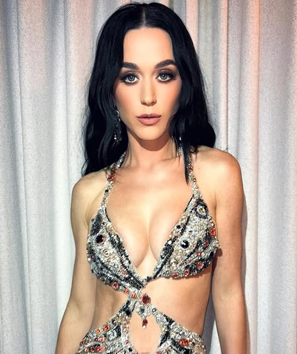 Katy Perry, Kuyruğu Bitmek Bilmeyen Kırmızı Elbisesiyle Hayranlarının Gözünü Kamaştırdı! 1 katy perry kuyrugu bitmek bilmeyen kirmizi elbisesiyle hayranlarinin gozunu kamastirdi 0 8b6sA1mL