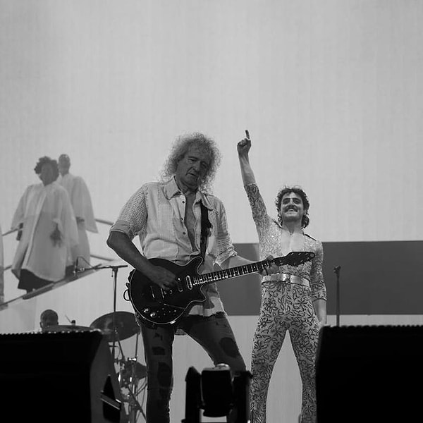 Kısmi Felç Geçirmişti: Queen'in Gitaristi Brian May, Sağlık Problemlerini Atlatıp Hayranlarıyla Buluştu 4 kismi felc gecirmisti queenin gitaristi brian may saglik problemlerini atlatip hayranlariyla bulustu 3 CZvprCa7