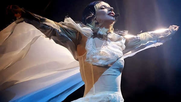 Lady Gaga Coachella 2025'te Sahneye Mezarlık Kurdu, İskeletle Dans Etti 4 lady gaga coachella 2025te sahneye mezarlik kurdu iskeletle dans etti 3 9BnT1kgW