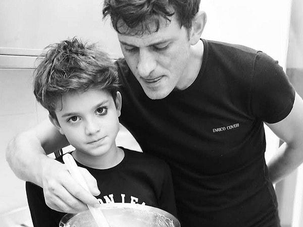 Meğer 15 Yıl Önce Aynı Acıyı Yaşamış: Onur Tuna Ev Arkadaşının Acı Ölümünü İlk Kez Anlattı 1 meger 15 yil once ayni aciyi yasamis onur tuna ev arkadasinin aci olumunu ilk nbhY7WKU