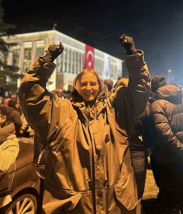 Metroda Siya Siyabend'in Hayyam Şarkısını Duyan Didem Soydan'dan Ülke Gündemine Olay Gönderme! 2 metroda siya siyabendin hayyam sarkisini duyan didem soydandan ulke gundemine olay gonderme 1 ynWwpGaE