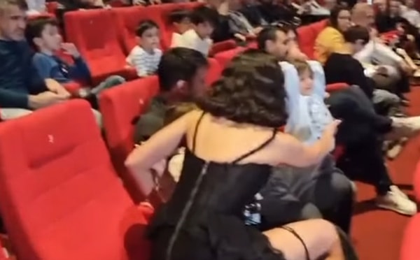 Pelin Akil'in Anıl Altan'ın Yanağına Ayıp Olmasın Der Gibi Kondurduğu Resmi Öpücük Dikkat Çekti 3 pelin akilin anil altanin yanagina ayip olmasin der gibi kondurdugu resmi opucuk dikkat cekti uJyjaYI6