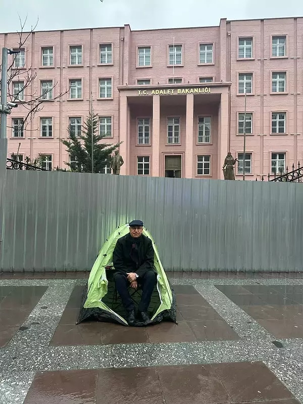 rapci saniser bakanlik binasinin onunde cadir kuran mahmut tanala polis mudahalesine tepki gosterdi 0 sdnOXe1Y