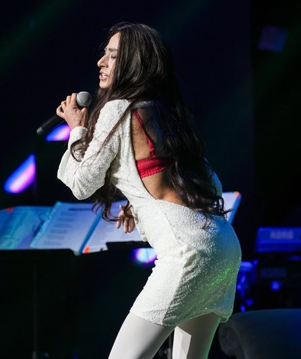 Sahnesine Çıkan İrem Derici ve Rapçi Sefo'nun İlginç Performansı Karşısında Yıldız Tilbe Dumura Uğradı 2 sahnesine cikan irem derici ve rapci sefonun ilginc performansi karsisinda yildiz tilbe dumura ugradi T4tmTEd4