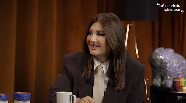 Sibel Can'ı Eşi Sanan Bir Hayranının Gönderdiği Koliden Neler Çıktı Neler: Paçalı Don, Bıçak... 3 sibel cani esi sanan bir hayraninin gonderdigi koliden neler cikti neler pacali don bicak rbNVv4bw