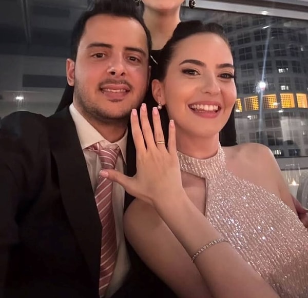 Teşkilat'tan Sonra TRT Tabii'ye Geçen Oyuncu Ezgi Şenler 19 Yıl Sonra Kavuştuğu Çocukluk Aşkıyla Nişanlandı 3 teskilattan sonra trt tabiiye gecen oyuncu ezgi senler 19 yil sonra kavustugu cocukluk askiyla