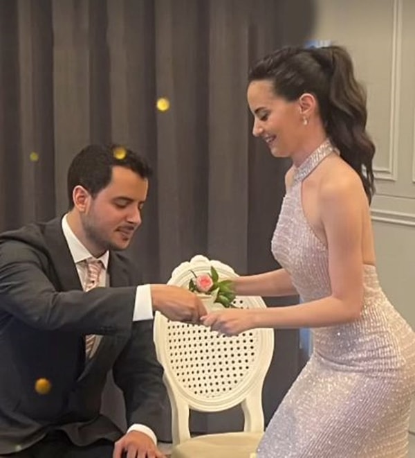 Teşkilat'tan Sonra TRT Tabii'ye Geçen Oyuncu Ezgi Şenler 19 Yıl Sonra Kavuştuğu Çocukluk Aşkıyla Nişanlandı 2 teskilattan sonra trt tabiiye gecen oyuncu ezgi senler 19 yil sonra kavustugu cocukluk askiyla lNevq24N