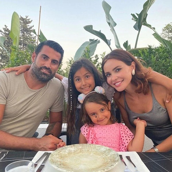 Volkan - Zeynep Demirel Çiftinin Kızları Yeni Bir Kardeşe Başta Pek Sıcak Bakmamış 2 volkan zeynep demirel ciftinin kizlari yeni bir kardese basta pek sicak bakmamis 1 Odt5dMNh