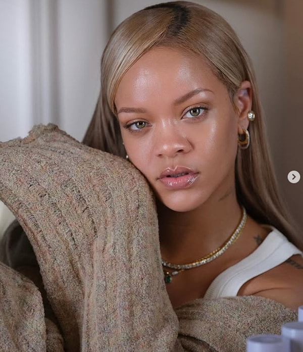 "Vücudumu Sergilediğim İçin Pişmanım" Diyen Rihanna, Kendi İç Çamaşırı Markası İçin Kameralar Karşısına Geçti 1 vucudumu sergiledigim icin pismanim diyen rihanna kendi ic camasiri markasi icin kameralar karsisina gecti 63k5yFmq