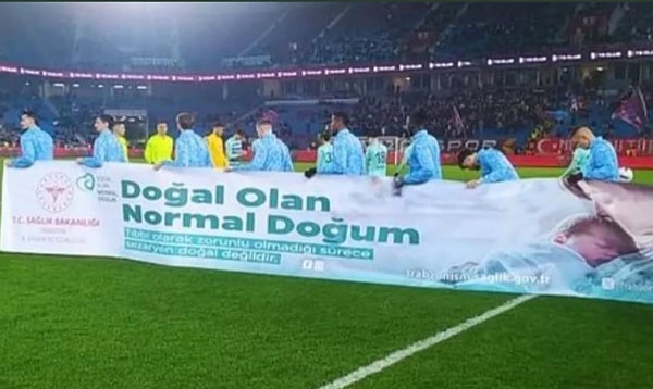 Yasemin Özilhan'dan Süper Lig Maçlarındaki "Doğal Olan Normal Doğum" Pankartına Sert Tepki! 1 yasemin ozilhandan super lig maclarindaki dogal olan normal dogum pankartina sert tepki 0 iUIOuM4e